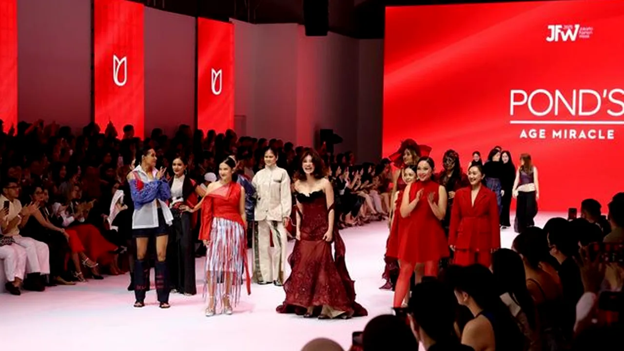 Pond’s Ajak Perempuan Indonesia Usia 30 Tahun Keatas Melenggang di Runway JFW 2025