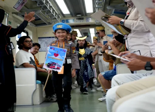 KAI Memperingati Hari Pahlawan Ajak Anak-anak dalam Acara Fashion Show di LRT Jabodebek