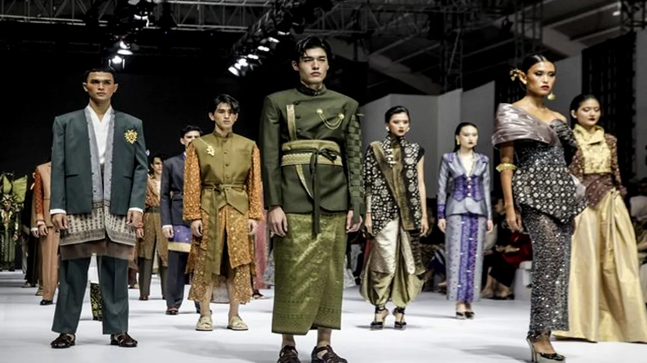 Keindahan dan Kekayaan Wastra Songket dengan Pewarna Alam Tampil di JFW 2025